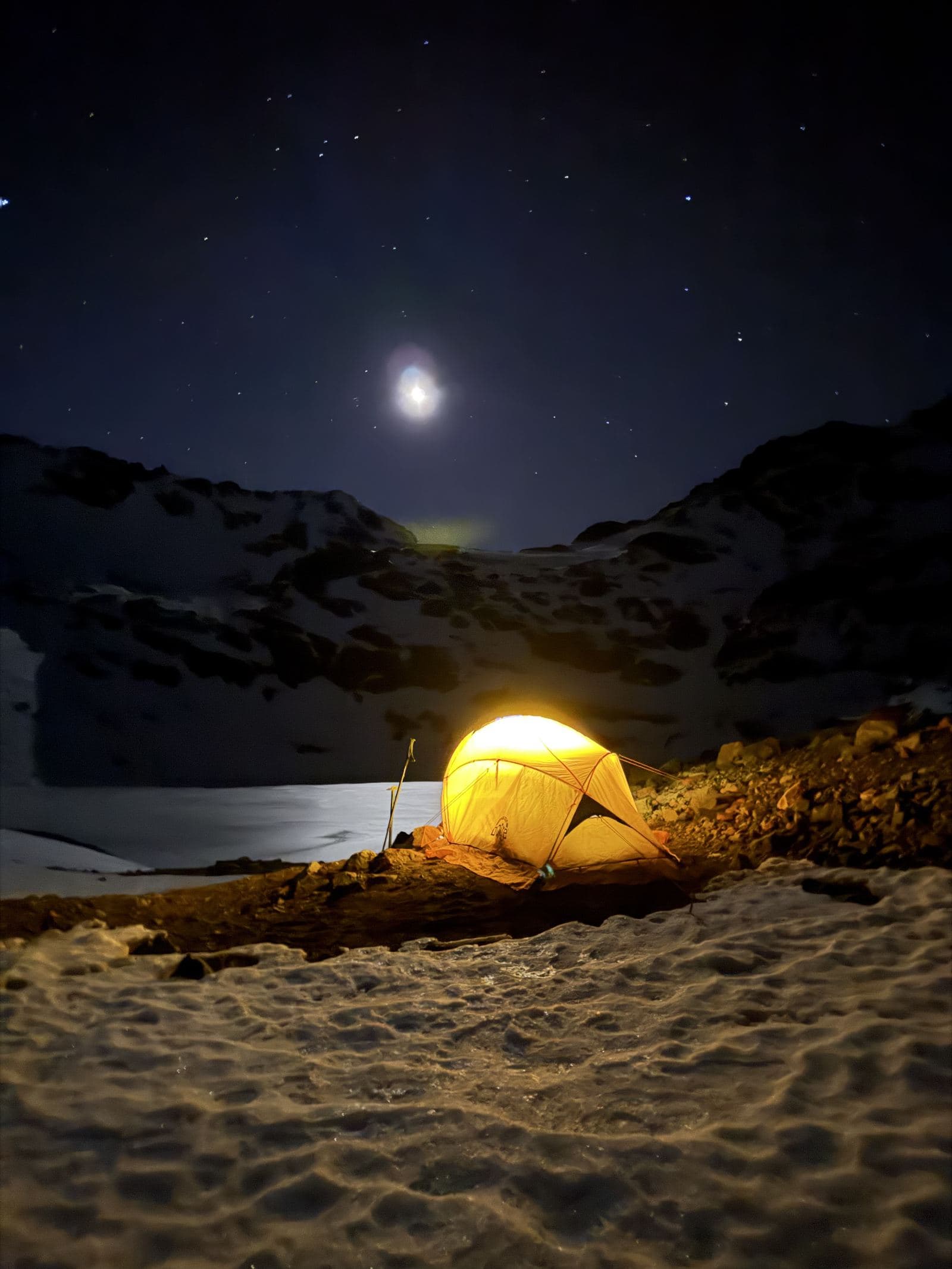 Camping en laguna congelada bajo las faldas del Punta Vera.