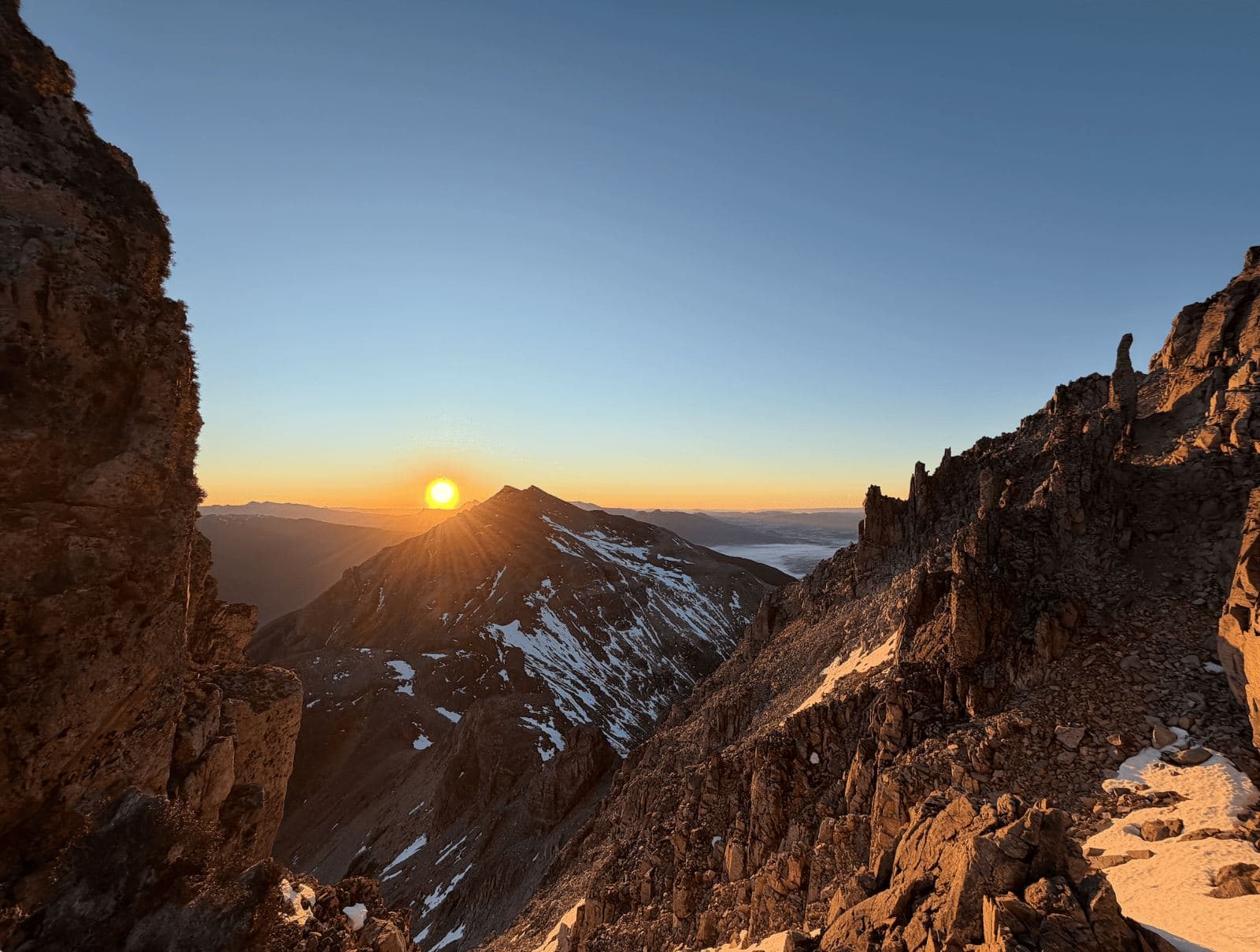 Casi llegando a la cumbre del cerro Romo, amanecía al fondo con el cerro Cono Negro entremedio.