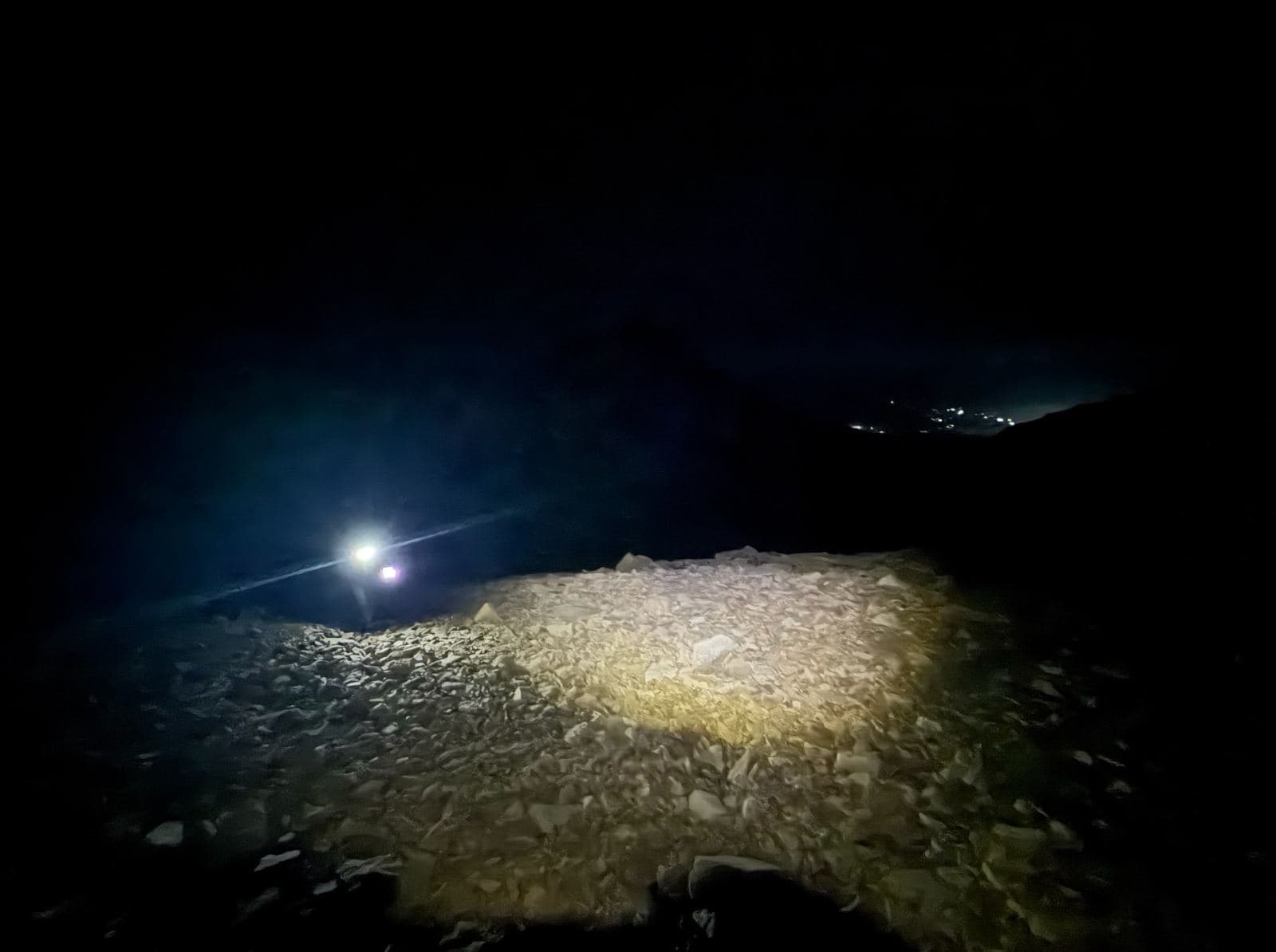 Partida nocturna con algunas luces de Coyhaique al fondo.