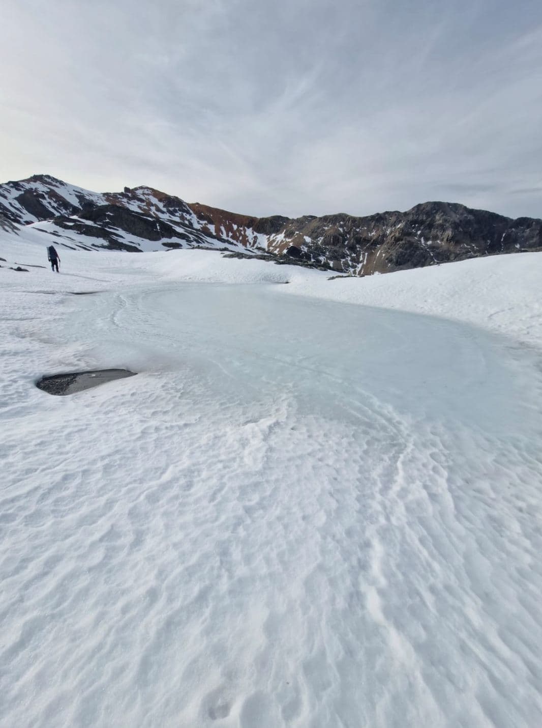 Laguna congelada en el camino que sin embargo permite obtener agua de sus orillas descongeladas.